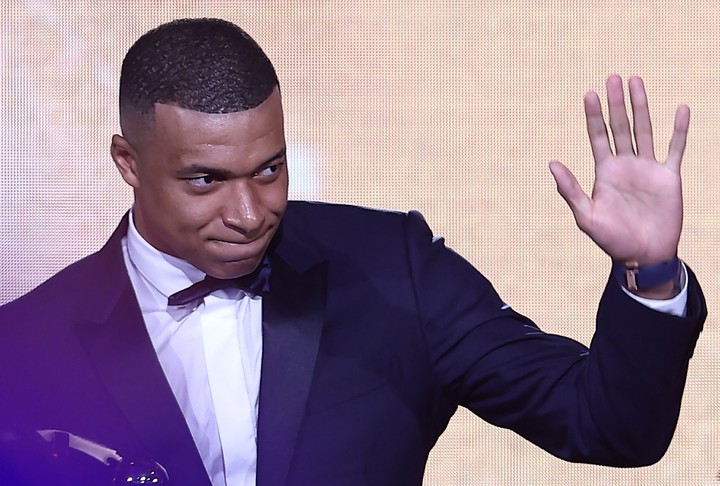 Mbappé se llevó el premio al mejor jugador de la Ligue 1 en Francia. Foto: AFP