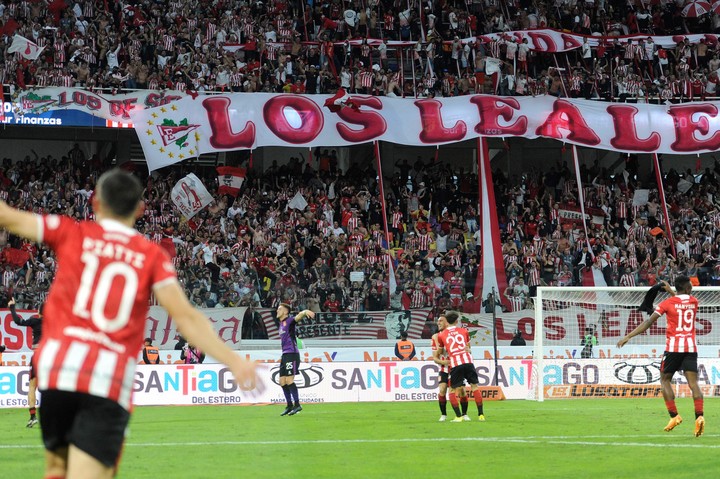 Los festejos de los futbolistas de Estudiantes de cara a su hinchada. Foto: Eduardo Rapetti / AFP