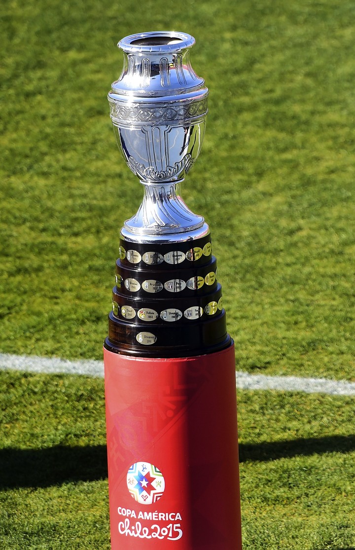 El trofeo de la Copa América.