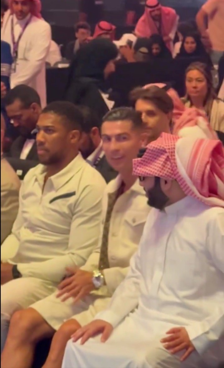 Cristiano Ronaldo y su look en el ringside para ver a Usyk vs Fury. Foto: Captura TV.