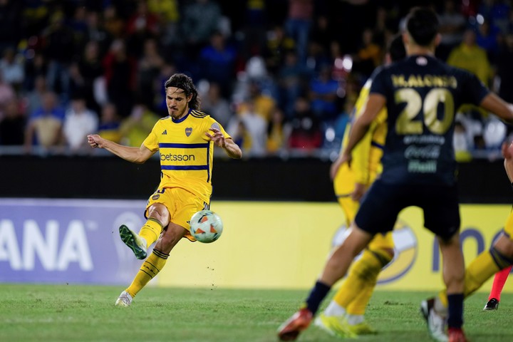 El derechazo al ángulo de Cavani permitió cerrar con sonrisa una noche amarga por la TV. Foto: AP Photo/Jorge Saenz.