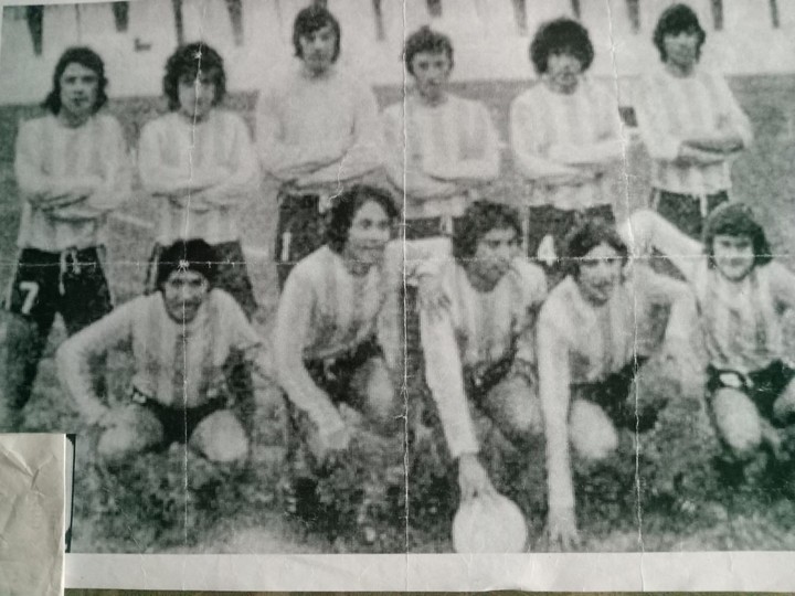 La formación titular de Racing ante Central el 14 de agosto de 1975. Tenían entre 13 y 16 años. Castriotta, con el pantaloncito 7, es el más joven: 13 años y 9 meses.