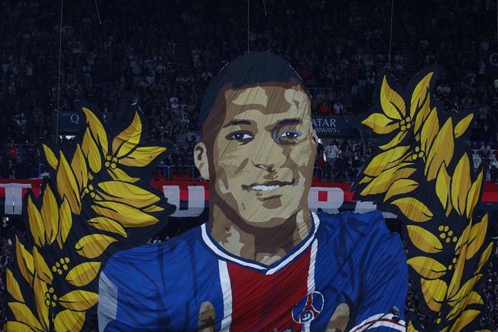 La pancarta gigante para Mbappé (EFE).