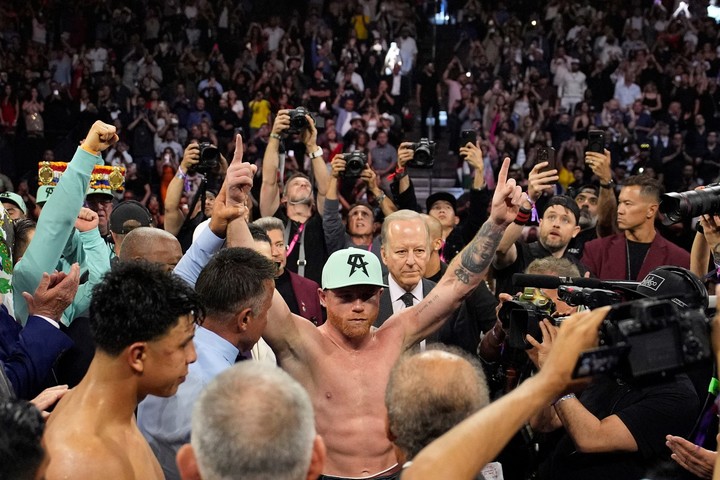 Las tarjetas dieron como ganador, en fallo unánime a Canelo Alvarez, ante un Munguía que se quedó sin invicto. Foto AP Photo/John Locher