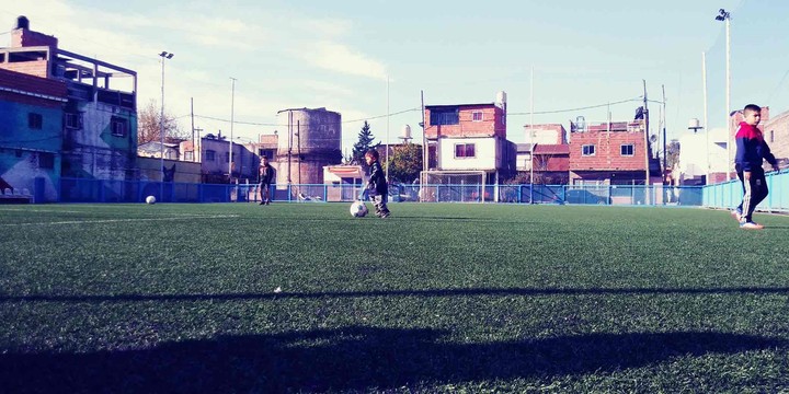 La cancha está en el medio de Ciudad Oculta y todos pueden ver los penales.