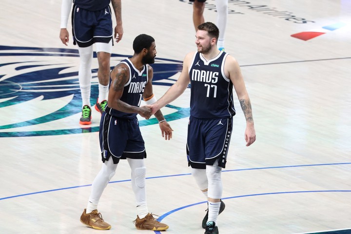 Dallas tiene lo suyo: Irving y Doncic, los ases (de basto y espada) de Dallas.
Foto: Reuter