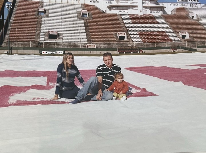 ¿La última vez como barra? En 2001 en la cancha, sobre un telón del Globo junto a su esposa y primera hija.