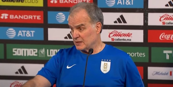 Marcelo Bielsa y una conferencia de prensa premium tras la goleada de Uruguay sobre México.