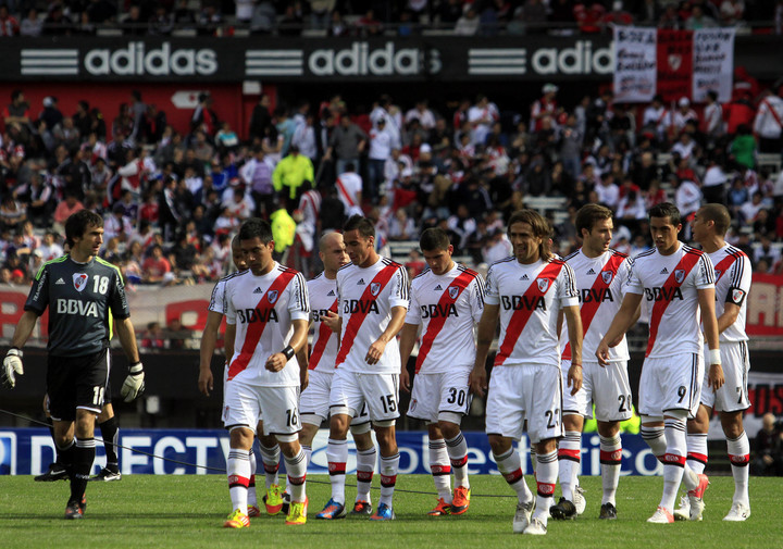 Los jugadores de River, cabizbajos sin encontrar el rumbo. Foto DyN