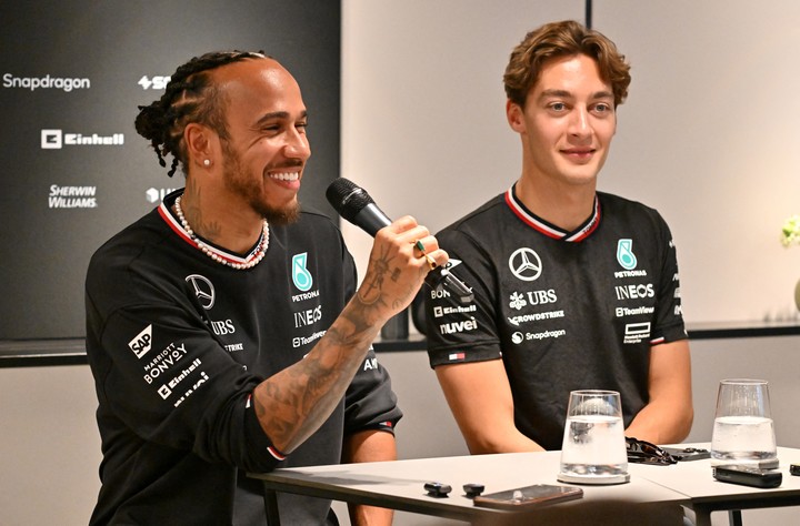 Hamilton junto a Russell en la previa del GP de este fin de semana en Spielberg. Foto REUTERS/Elisabeth Mandl