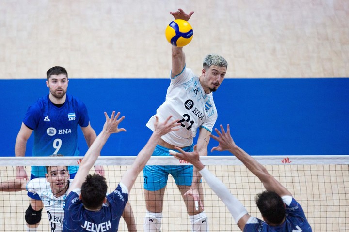 Argentina enfrenta este sábado a Bulgaria en el cierre de la primera fase de la VNL. Foto: Daniel Ramalho/AFP