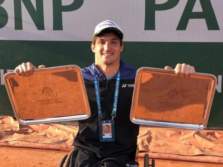 Gustavo Fernández, con sus títulos de Roland Garros. Foto: @gustifernandez4