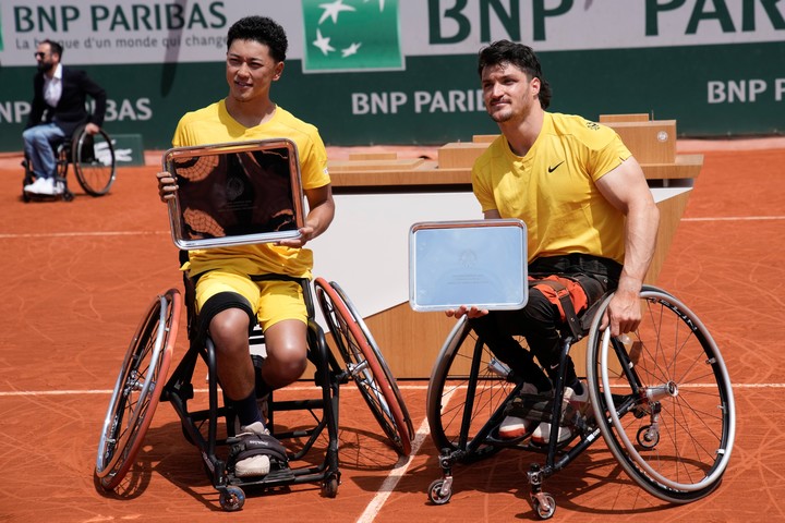 Gustavo Fernández junto al joven campeón Tokito Oda. Foto: Christophe Ena / AP.