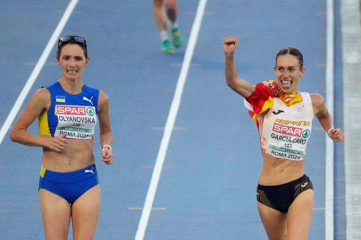 Lyudmila Olyanovska sobrepasa a Laura García-Caro, que festeja y no se da cuenta. Foto: AP