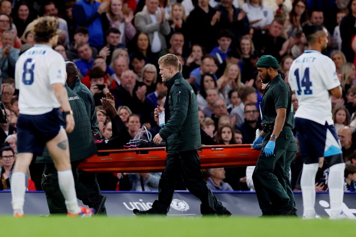 Así se lo llevaban a Usain Bolt de la cancha después de lesionarse. Foto: Reuters/Andrew Couldridge