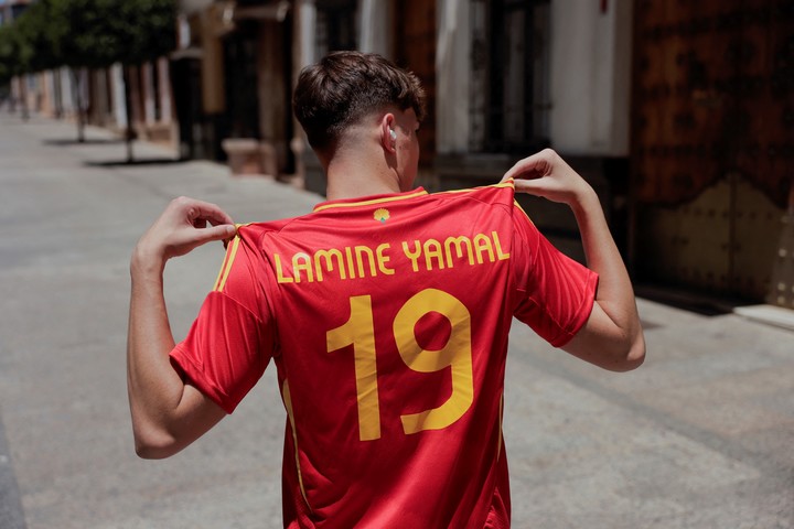 Carlos Ropero, 16 años, con la camiseta del ídolo.
Foto: REUTERS