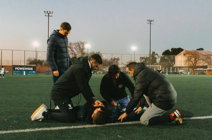 Santiago Tarazona, Thomas Habif, Ryan Itzcovitz y José Chatrúc practicando las maniobras de RCP y el procedimiento adecuado, junto al Directo Médico del club, Gustavo Matthesius. Foto: Prensa GEBA