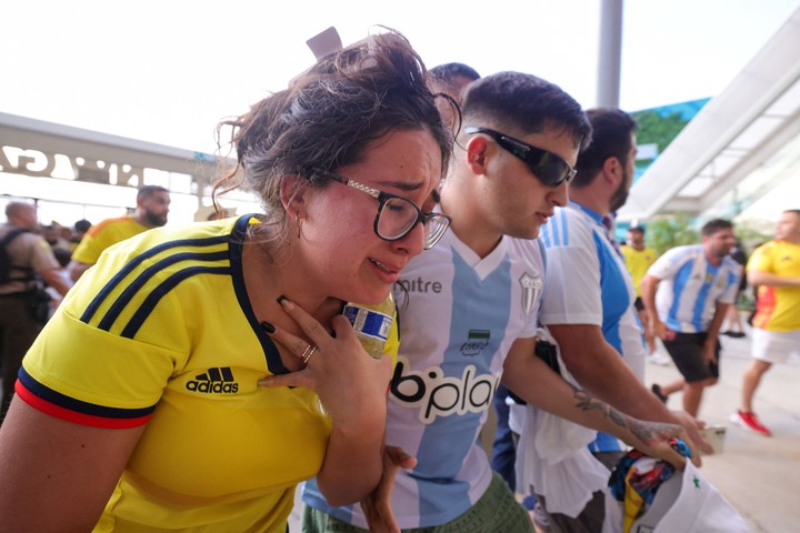 Graves incidentes en la previa del partido. Foto Reuters.