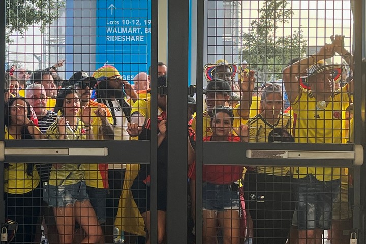 Hinchas esperan a las afueras del estadio Hard Rock previo al partido final entre Argentina y Colombia. Foto: EFE/ David Villafranca