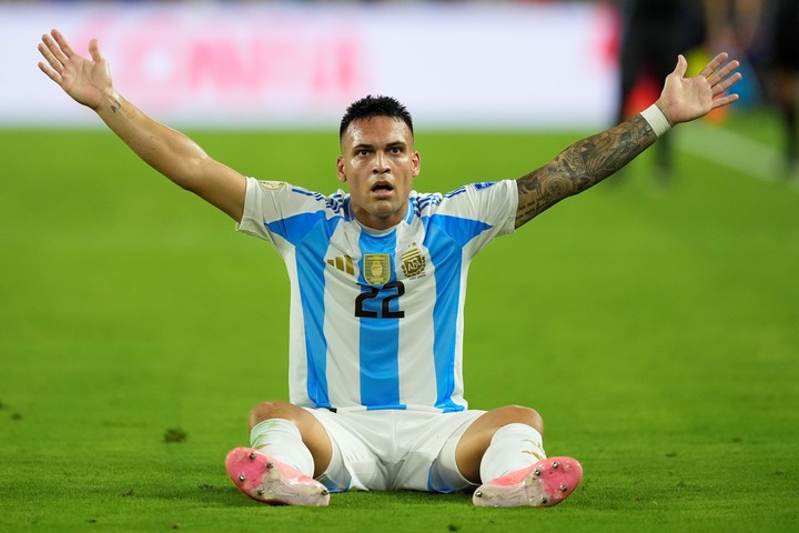 Lautaro Martínez festeja el gol del título. Foto: AP Photo/Rebecca Blackwell