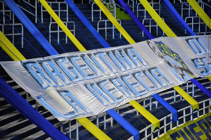 Bandera de la hinchada de Central agradeciendo a Di María la Copa América 2021.