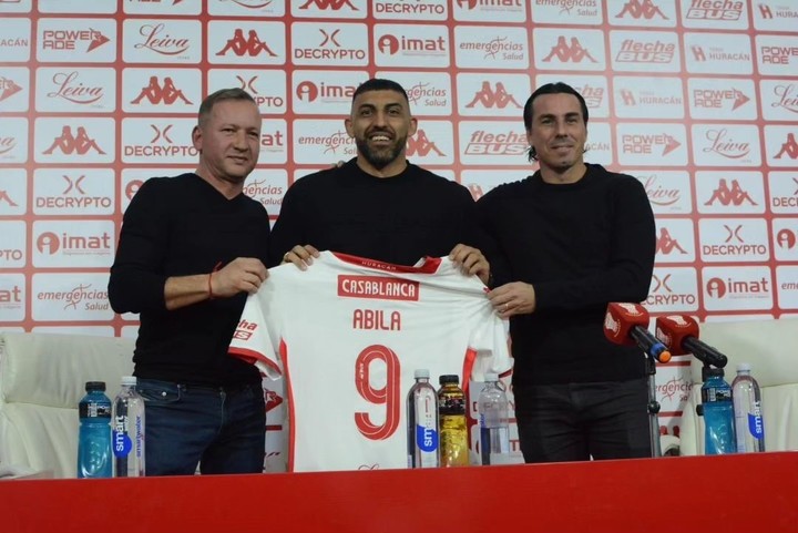 Ramón Ábila junto al presidente de Huracán, Abel Poza, y al secretario deportivo del club, Daniel Vega. Foto: Prensa Club Atlético Huracán.