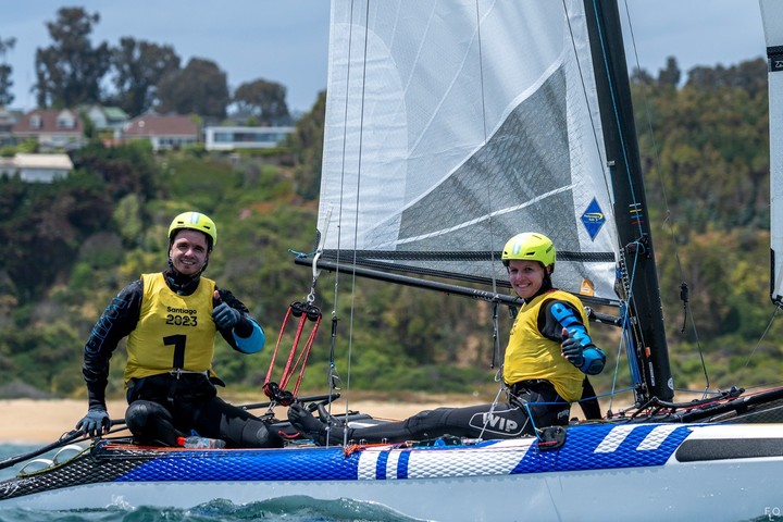 Mateo Majdalani y Eugenia Bosco competirán en la carrera de vela el 3 de agosto. Foto @PrensaCOA