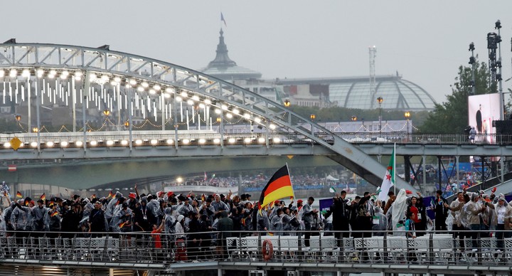 Las delegaciones de Afganistán, Sudáfrica, Albania, Argelia y Alemania desfilaron por el río Sena durante la ceremonia de inauguración de los Juegos Olímpicos. Foto EFE