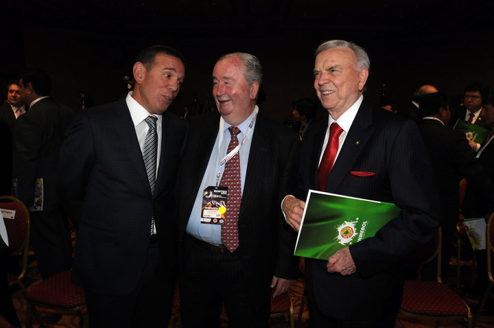 El dirigente paraguayo Juan Angel Napout junto a Julio Grondona y Jose Maria Marin. Foto. Maxi Failla   