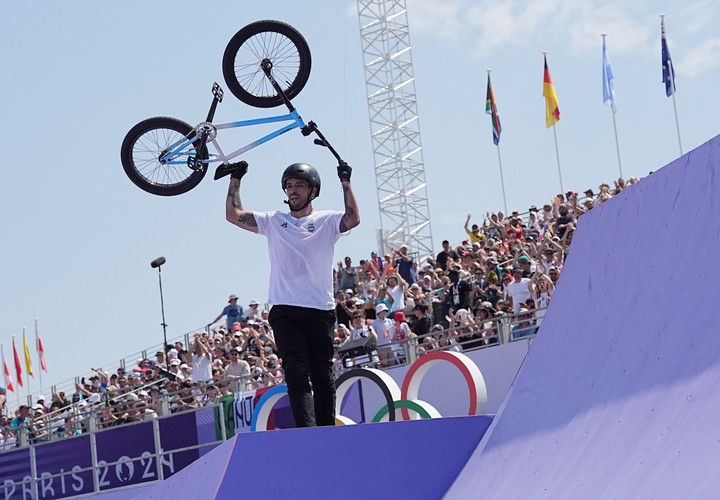 José Torres Gil con la bici en alto.(Xinhua)