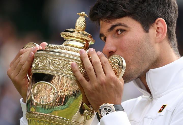 Carlos Alcaraz besa el trofeo en Wimbledon.
Foto Xinhua