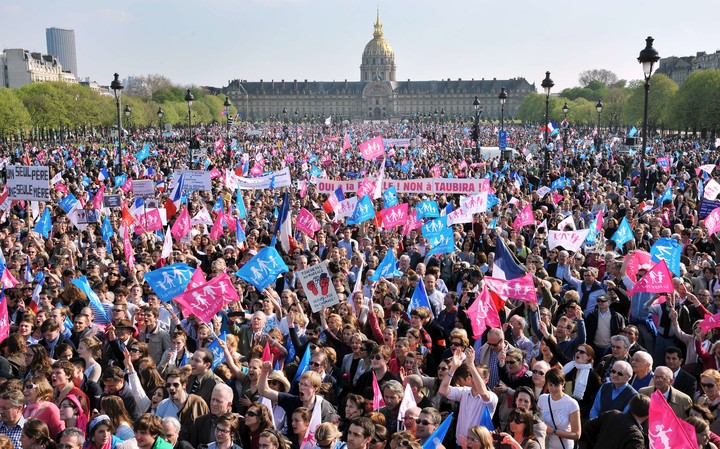 La Esplanade des Invalides colmada de personas en una marcha. Foto: archivo.