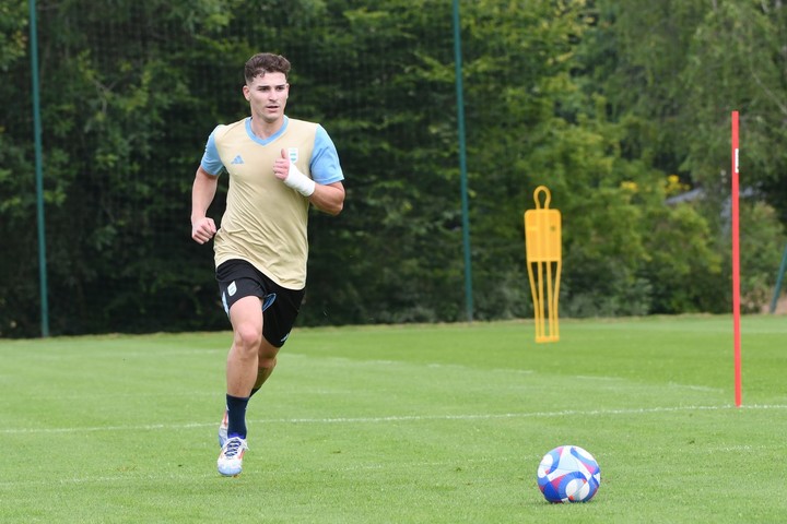 Julián Álvarez durante una práctica con la Selección Argentina Sub-23 para los Juegos Olímpicos de París 2024.