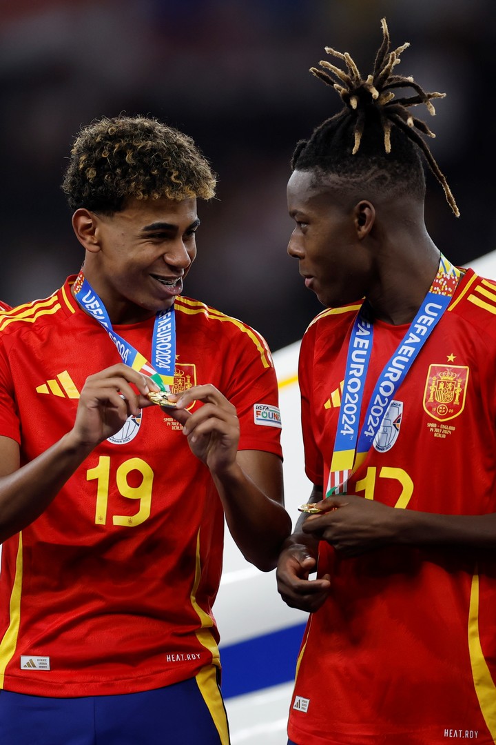 La dupla formada por Lamine Yamal y Nico Williams con las medallas que los confirma como campeones de Europa. Foto: EFE/Alberto Estévez