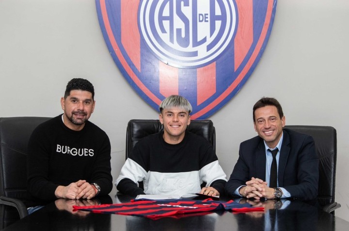 Matías Reali en la presentación como jugador de San Lorenzo junto a Néstor Ortigoza y Marcelo Moretti. 