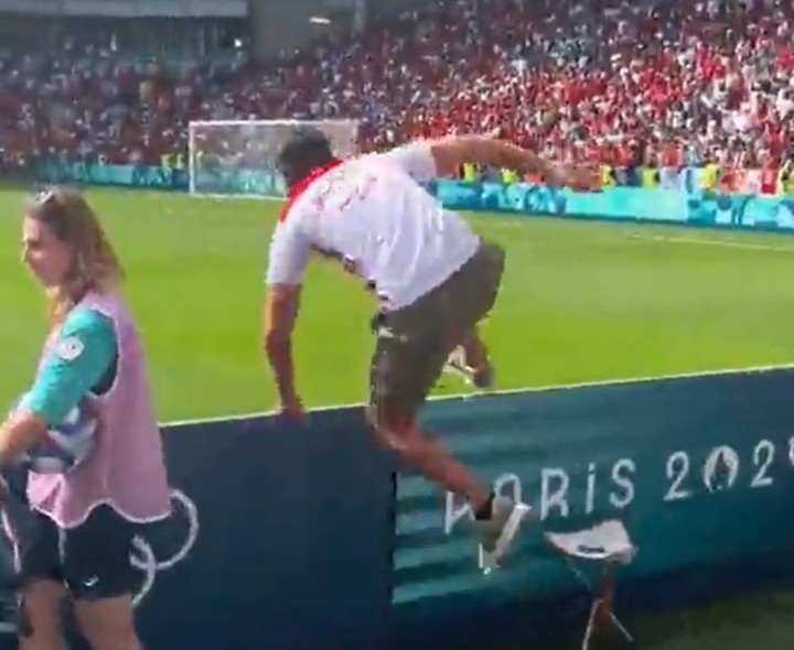 Los hinchas de Marruecos invadieron el estadio tras el transitorio empate de Argentina. Foto: Captura video.