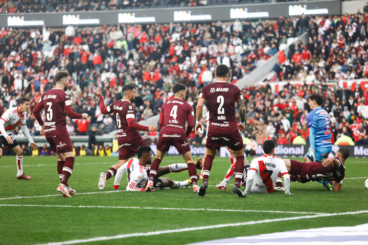 Bareiro empujó con Borja y llegó el 2-2 del colombiano. Foto: Matías Baglietto