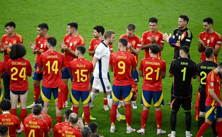 Kane pasa por el pasillo de España para buscar su medalla de subcampeón. Foto: Reuters