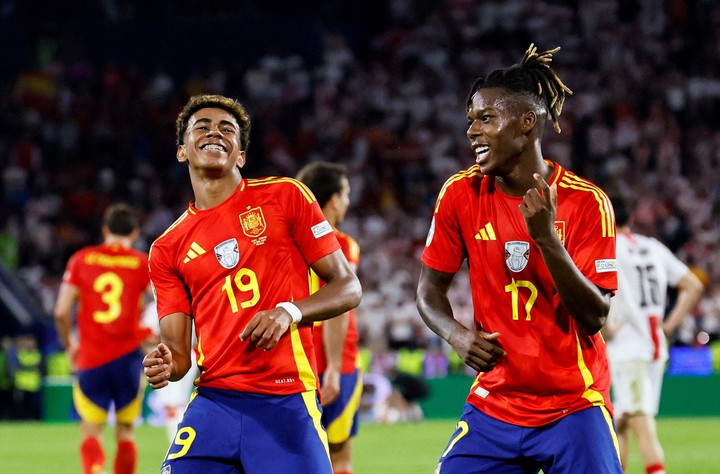 Lamine Yamal y Nico Williams. Foto: REUTERS/Wolfgang Rattay