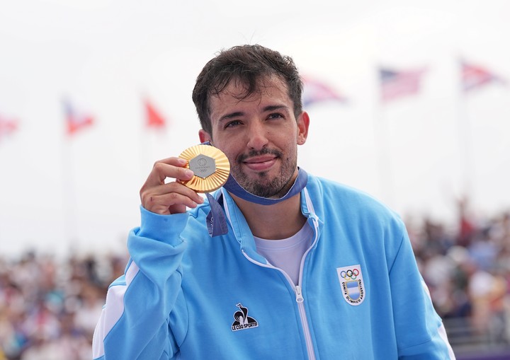 José Torres Gil con el oro en París. (Xinhua)