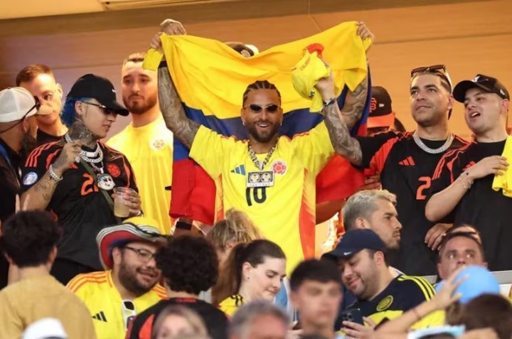 Maluma mostró una efusividad extrema durante el partido, hasta que se enojó y se insultó con hinchas argentinos. Foto X