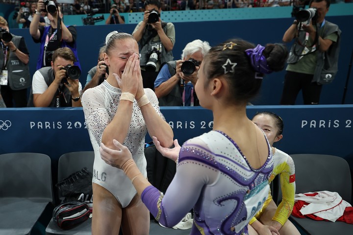 Qiu Qiyuan de China felicita a Kaylia Nemour de Argelia que acaba de obtener el oro. 
Foto: Xinhua 