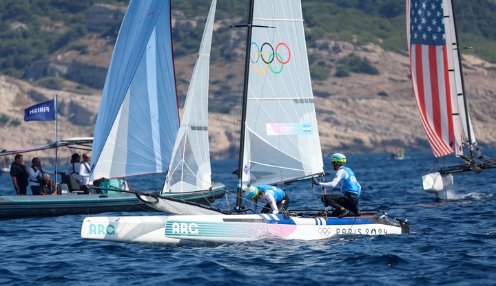 El bote argentino con Mateo Majdalani y Eugenia Bosco a bordo: segundos en la general. (EFE)