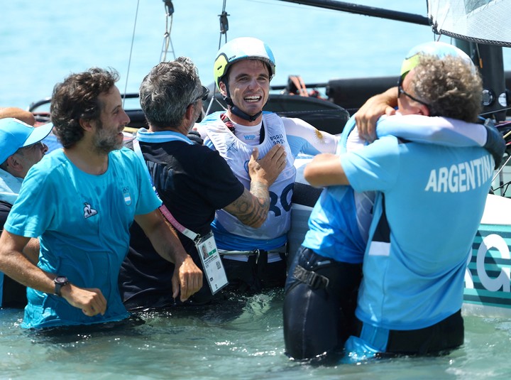 Los navegantes y su equipo celebran en el agua. REUTERS/Luisa Gonzalez