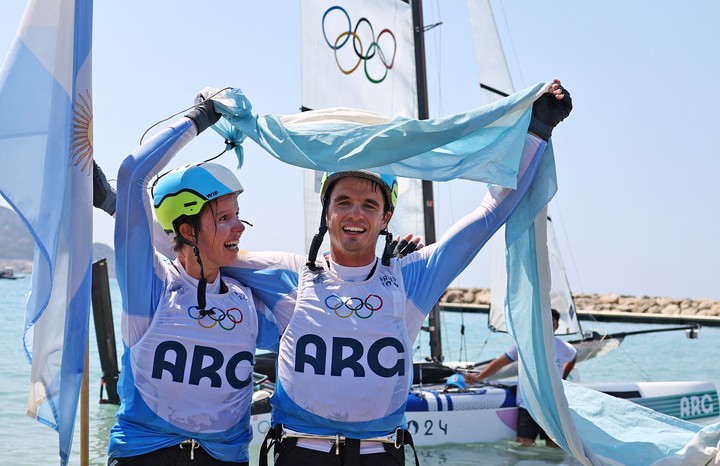 El festejo con la bandera en el agua tras la medal race que consagró a Bosco y Majdalani. REUTERS/Luisa Gonzalez