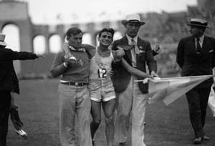 Juan Carlos Zabala, con la bandera argentina, en los instantes posteriores a su llegada.