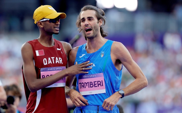 Mutaz Essa Barshim se acerca a consolar a Gianmarco Tamberi. Foto EFE/EPA/RONALD WITTEK