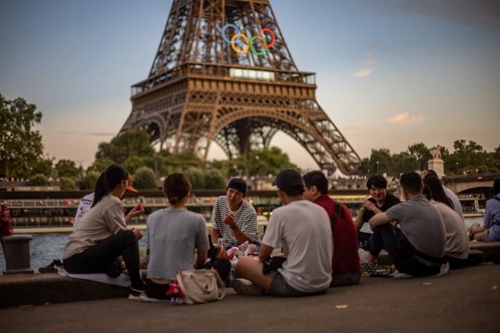 Los anillos seguirán vistiendo la Torre Eiffel hasta el fin de los paralímpicos.
Foto: EFE/EPA/MARTIN DIVISEK