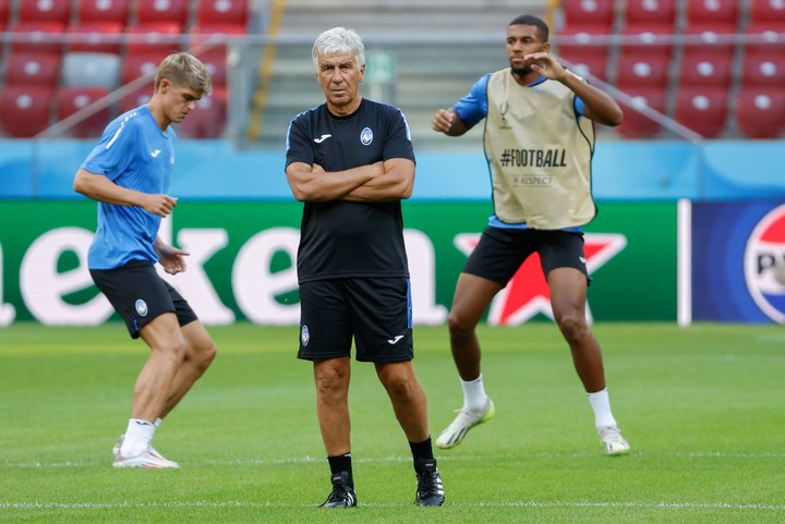 Gian Piero Gasperini hace malabares para rearmar el plantel de Atalanta. Foto: Mariscal / EFE.