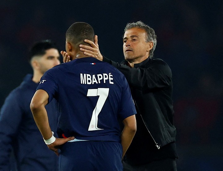 Luis Enrique y Kylian Mbappe, en la temporada pasada. Foto: REUTERS / Sarah Meyssonnier.